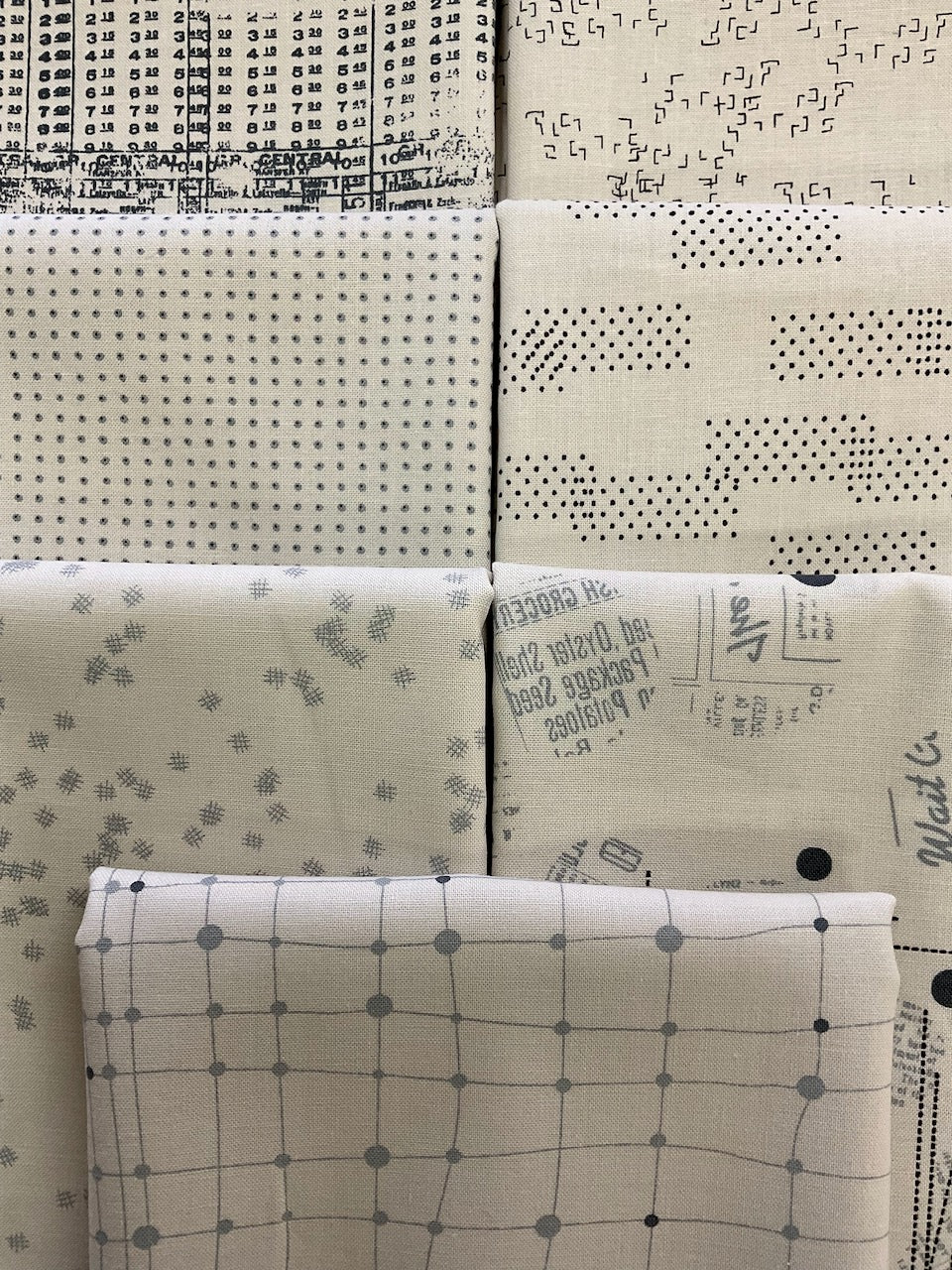 MODERN BG EVEN MORE Eggshell 7 fat quarters