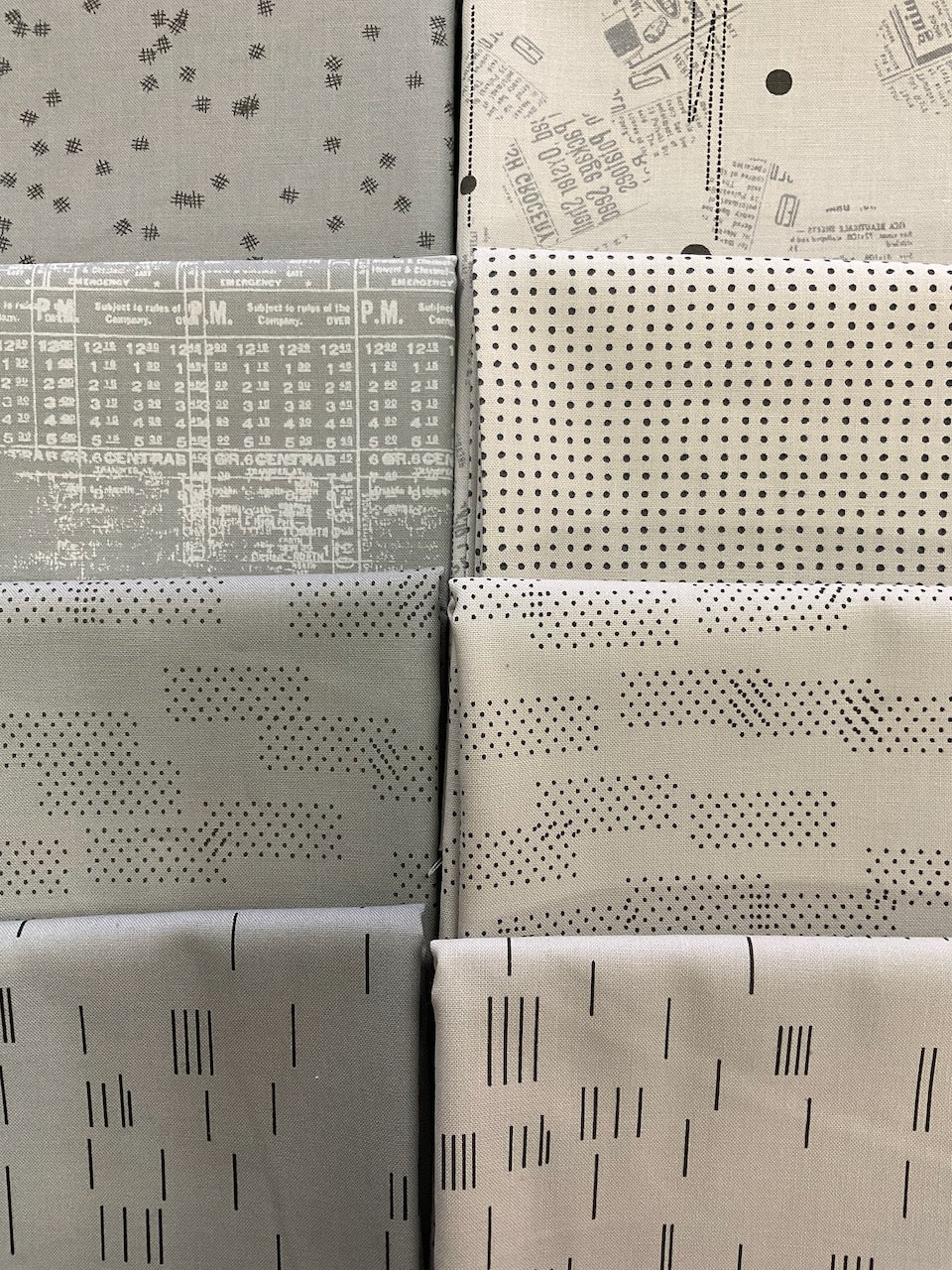 MODERN BG EVEN MORE Steel 8 fat quarters